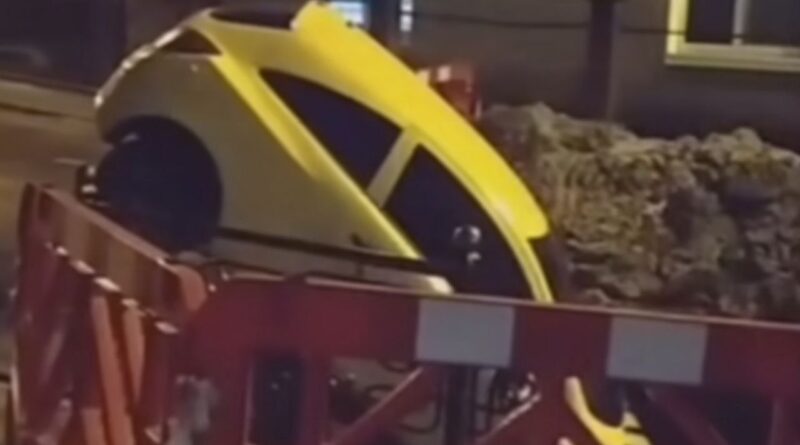 У центрі Трускавця автомобіль провалився в яму