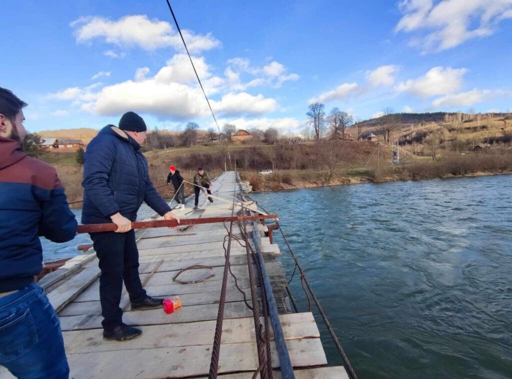 У Довгому на Дрогобиччині вітер зруйнував підвісний міст