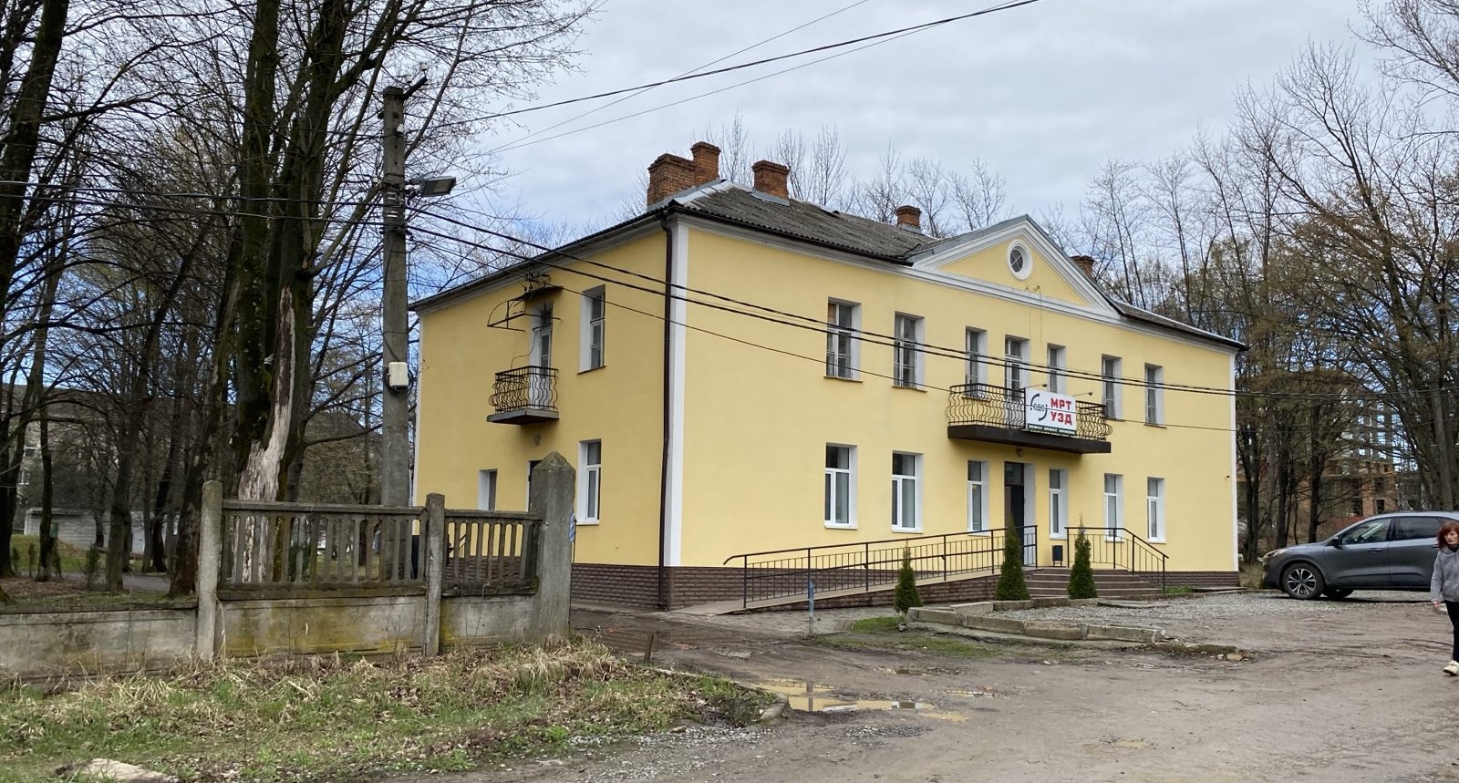 Приватна клініка, що надає послуги МРТ, розташована поруч у приміщенні, що належить комунальній лікарні (фото NGL.media)