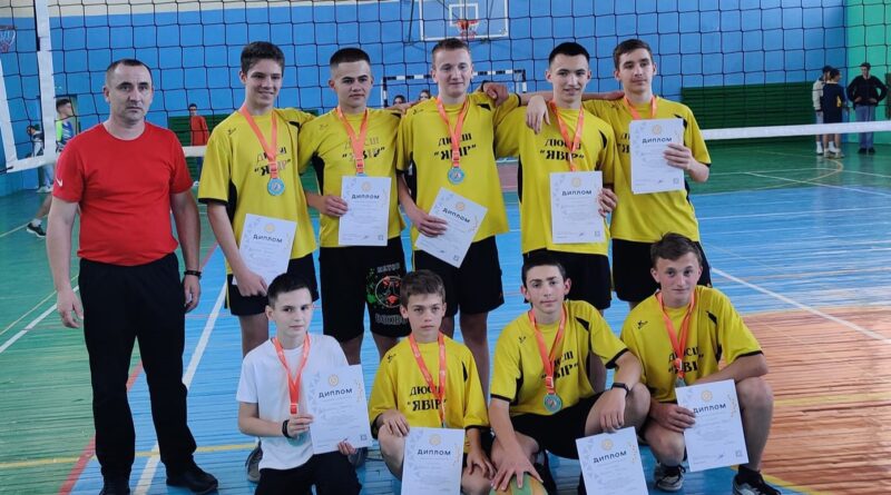 Волейболісти з Підбужа - переможці районного етапу всеукраїнських змагань з волейболу серед юнаків