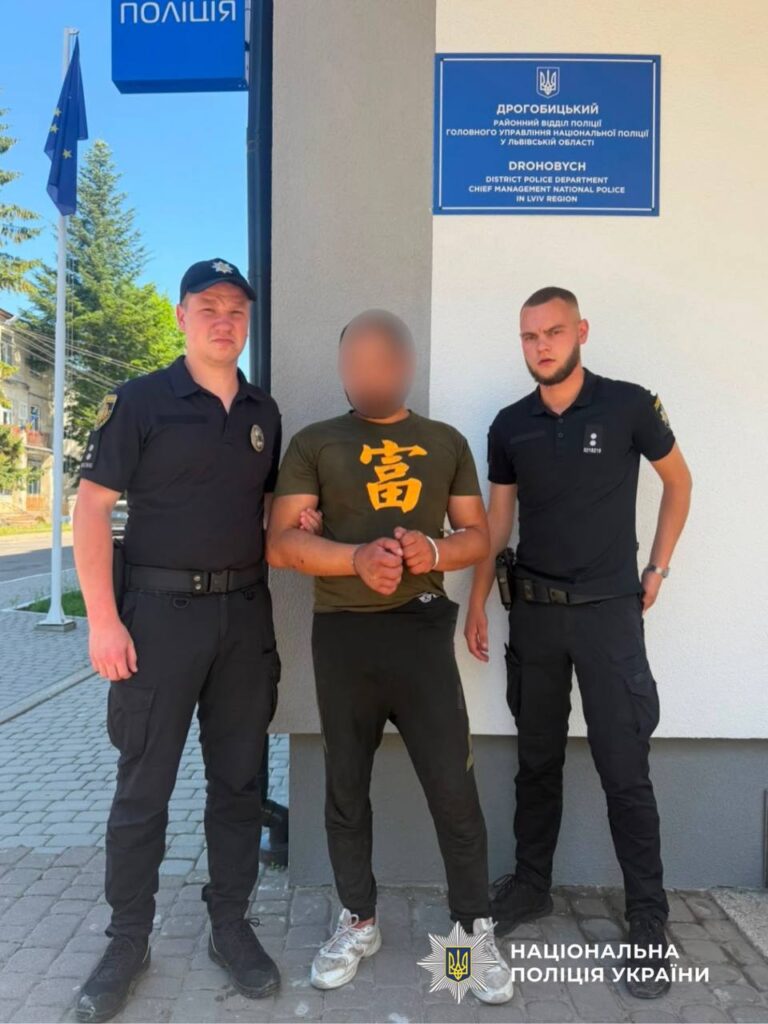 DrogMedia Вандалізм у Дрогобичі: чоловік повалив скульптуру матері біля «Стіни плачу»