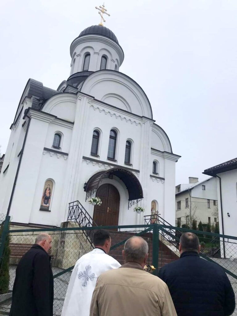 DrogMedia У Східниці біля церкви московського патріархату відправили Молебень за Україну
