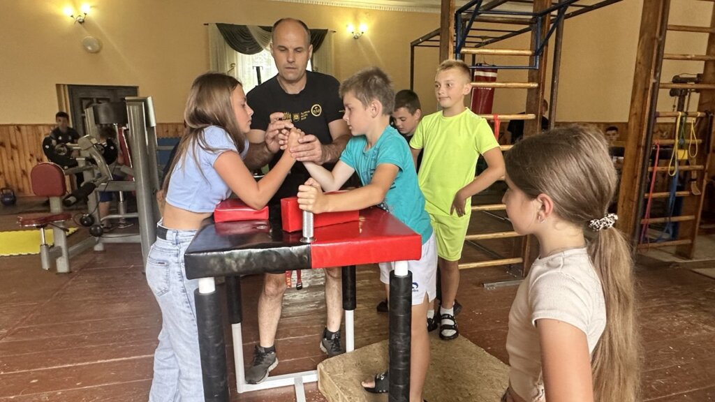 Тренування з армреслінгу в селі Опака