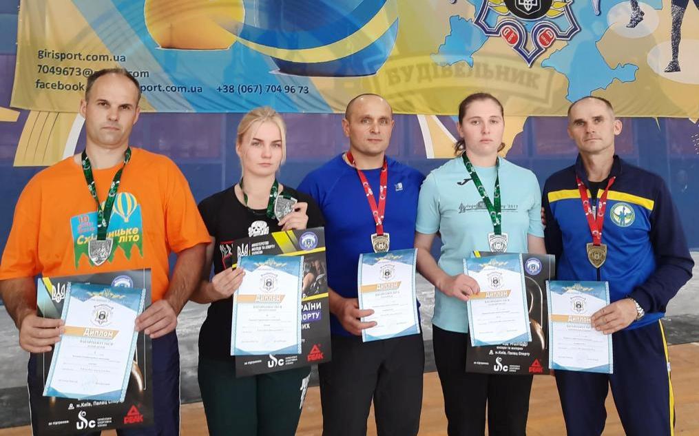 Андрій Багрій (крайній зліва) – срібний призер  Чемпіонату України з гирьового спорту, вересень, 2021 рік.