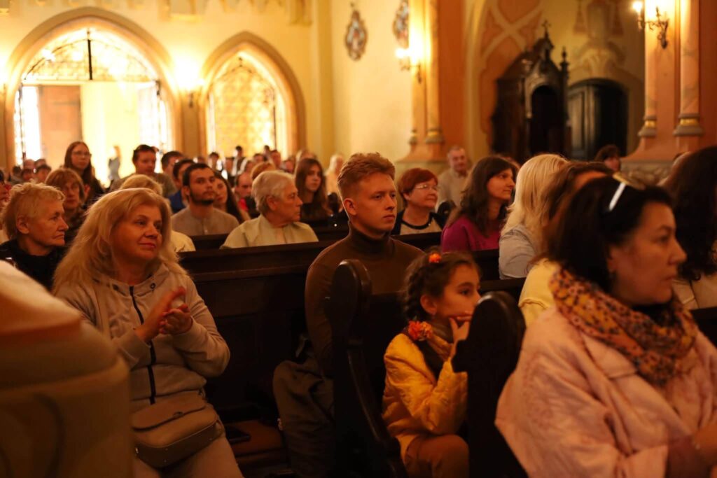 DrogMedia «Пісня до неба»: у Стрию «Легенда» з успіхом виконала духовну програму «Ave Maria»