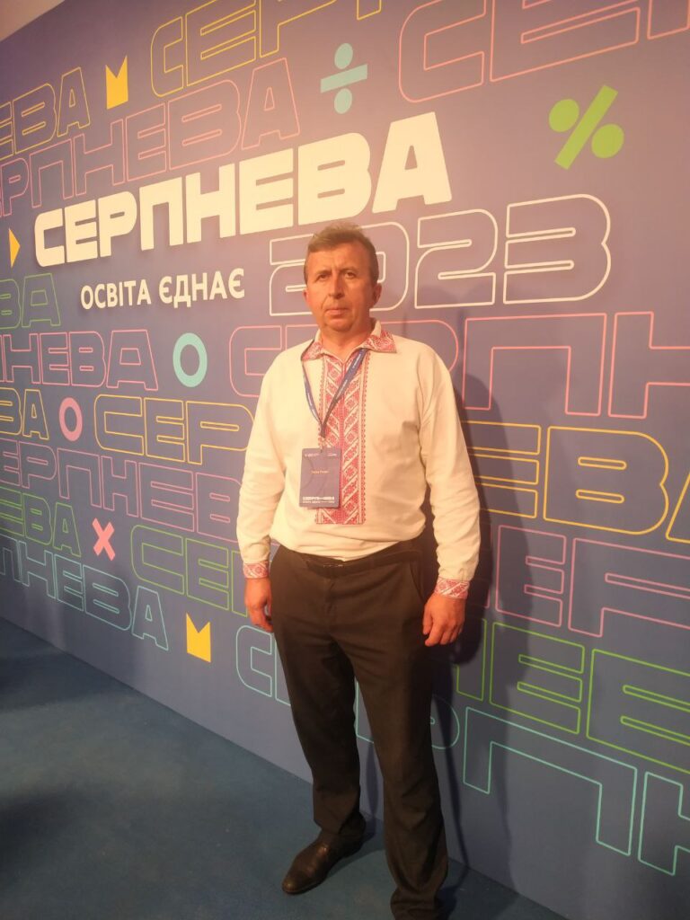 DrogMedia Учитель Дрогобицького ліцею Роман Сосяк - лауреат нагрудного знака «Василь Сухомлинський»
